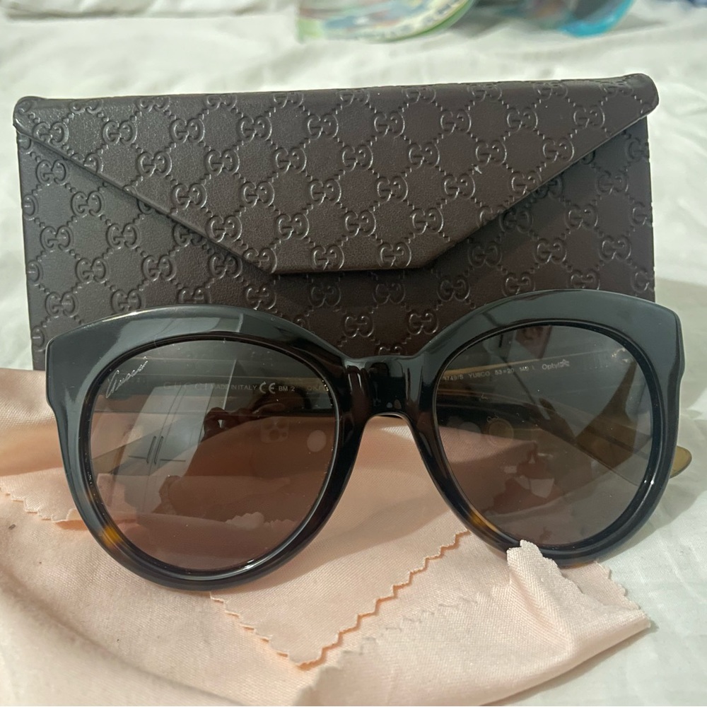 Barely used Gucci brown sunglasses with case!